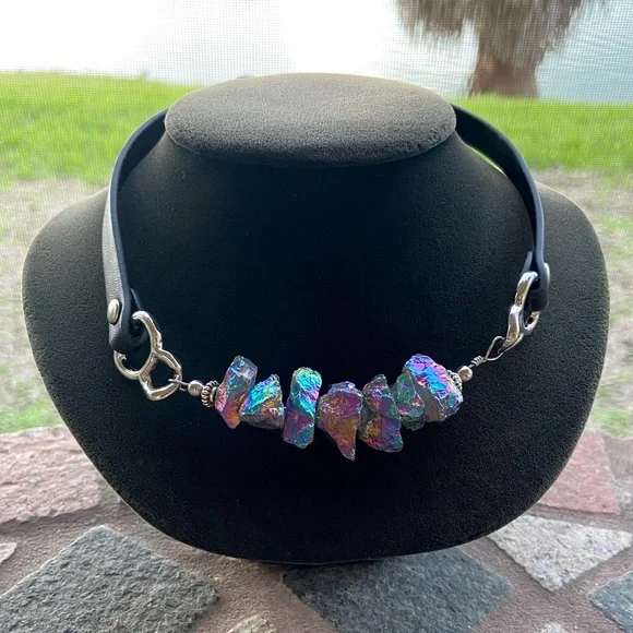 Druzy quartz choker . Rainbow iridescent druzy crystal quartz leather choker - Picture 12 of 12